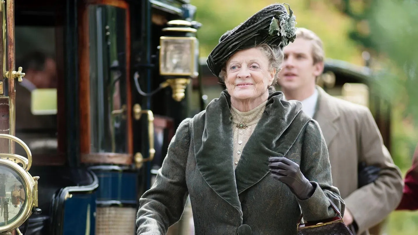 Violet disembarks from a carriage